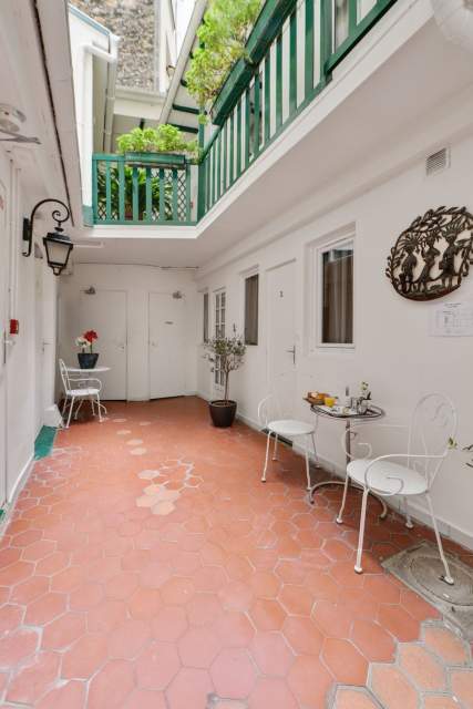 2-Star Hotel Paris 16th · Rooms · Louisa Hotel 